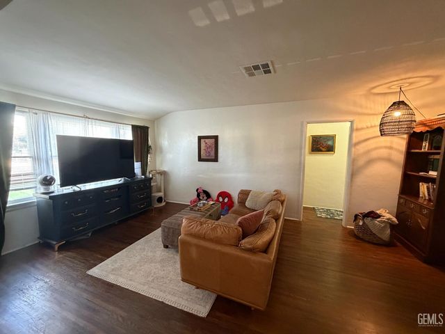 300 Holtby Road, Bakersfield, CA 93304