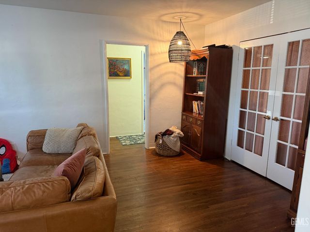 300 Holtby Road, Bakersfield, CA 93304