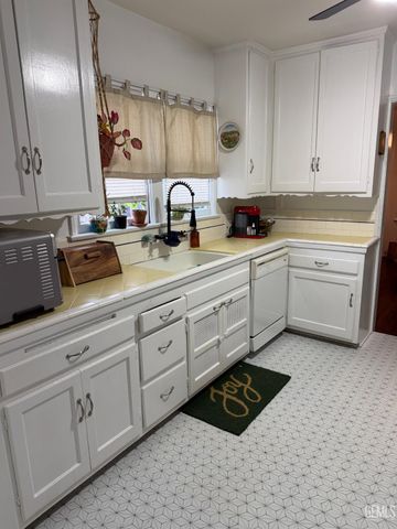 300 Holtby Road, Bakersfield, CA 93304