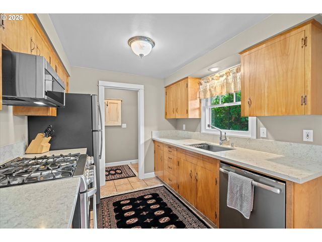 17555 DEEMAR Way, Lake Oswego, OR 97035