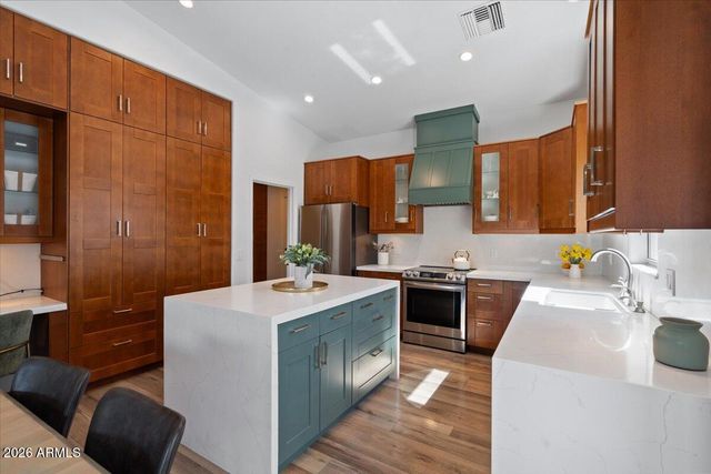 532 N FALCON Drive, Gilbert, AZ 85234