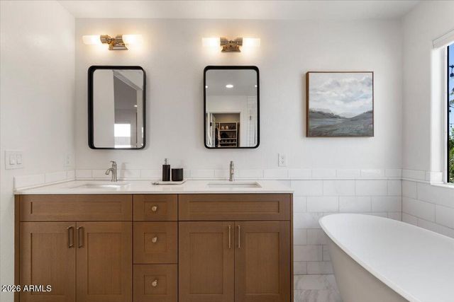 532 N FALCON Drive, Gilbert, AZ 85234