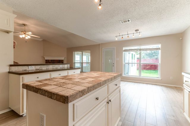 633 Manchester Drive, Mansfield, TX 76063