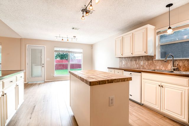 633 Manchester Drive, Mansfield, TX 76063