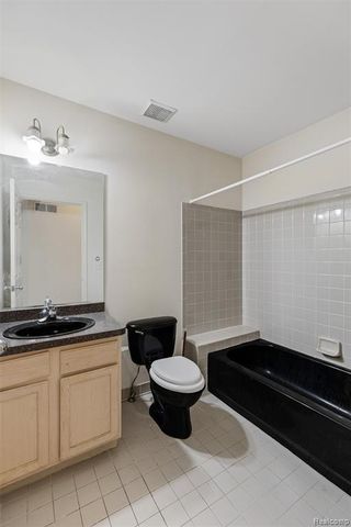 750 Clairpointe Woods Drive, Detroit, MI 48215