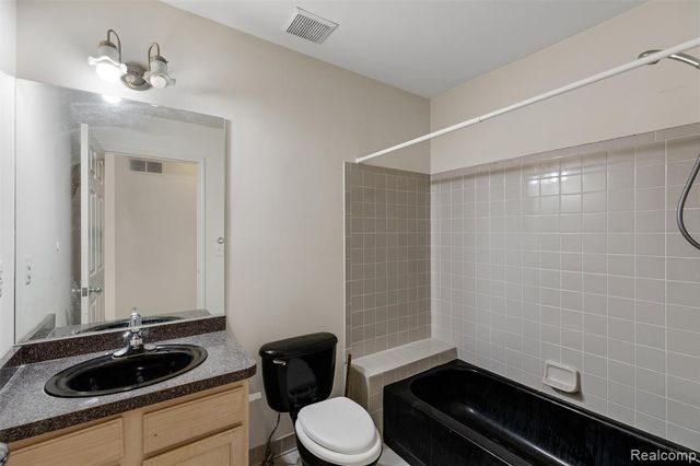 750 Clairpointe Woods Drive, Detroit, MI 48215