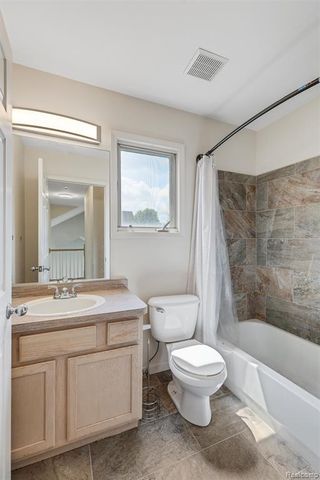 750 Clairpointe Woods Drive, Detroit, MI 48215