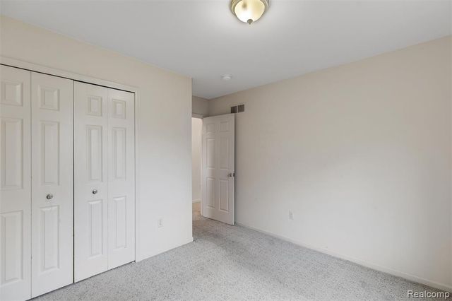 750 Clairpointe Woods Drive, Detroit, MI 48215