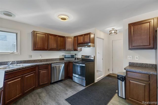 750 Clairpointe Woods Drive, Detroit, MI 48215