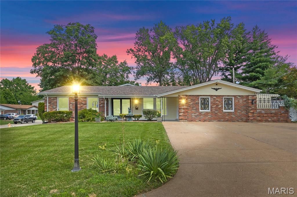 3475 Stonehaven, Florissant, MO 63033