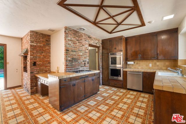 676 Elkins Road, Los Angeles, CA 90049