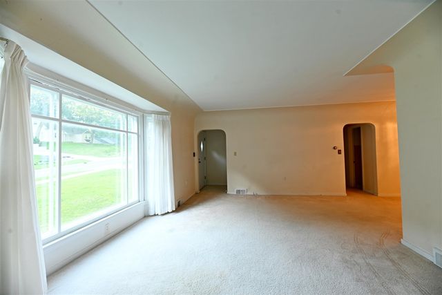 186 Grand Avenue, Grand Haven, MI 49417