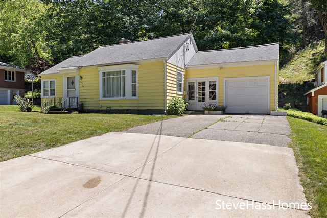 186 Grand Avenue, Grand Haven, MI 49417