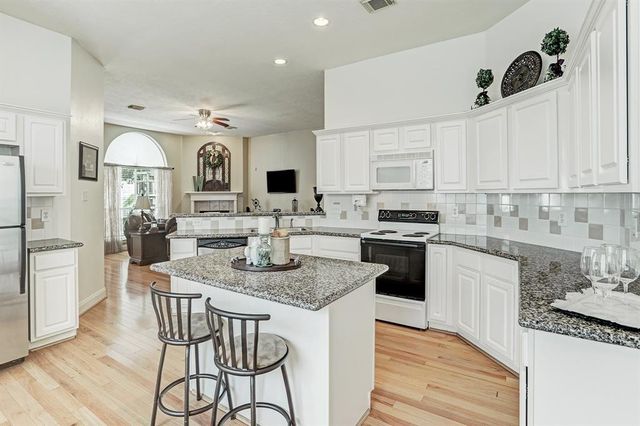 907 Norfolk Drive, Pearland, TX 77584