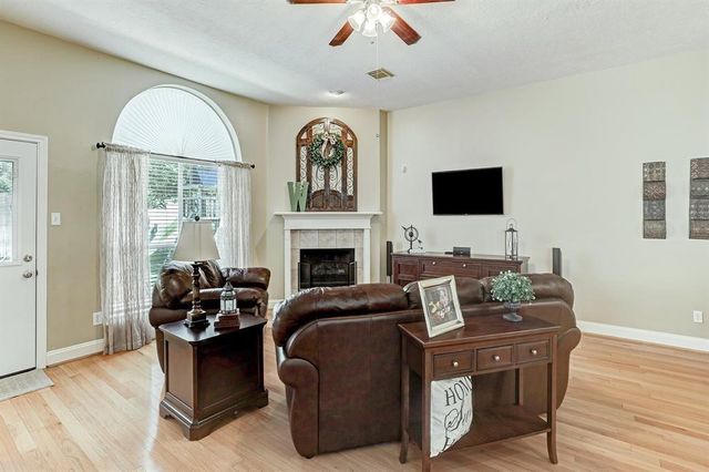 907 Norfolk Drive, Pearland, TX 77584