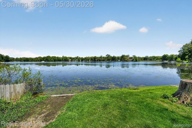3920 Wint Road, Commerce Charter Township, MI 48382
