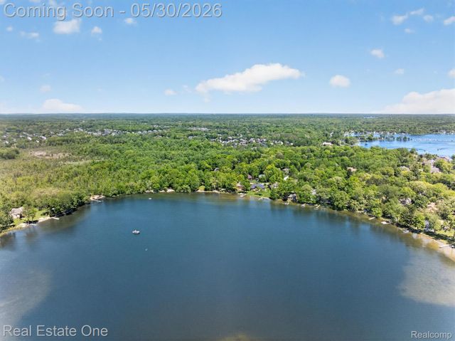 3920 Wint Road, Commerce Charter Township, MI 48382