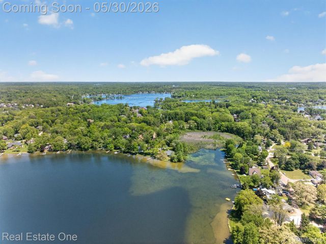 3920 Wint Road, Commerce Charter Township, MI 48382