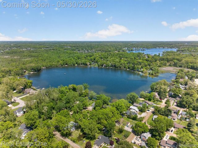 3920 Wint Road, Commerce Charter Township, MI 48382