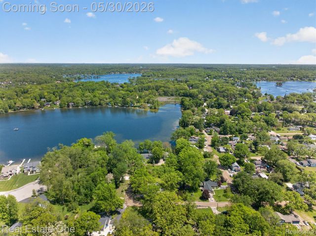 3920 Wint Road, Commerce Charter Township, MI 48382