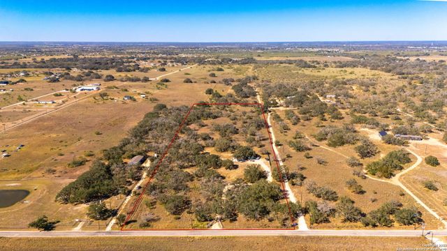 1742 County Road 777, Devine, TX 78016