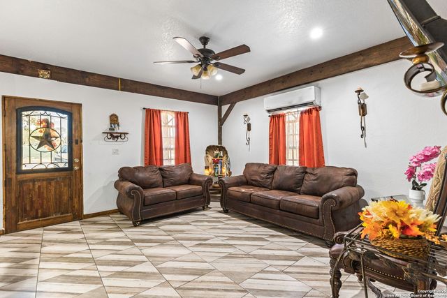 1742 County Road 777, Devine, TX 78016