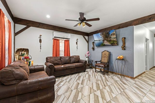 1742 County Road 777, Devine, TX 78016