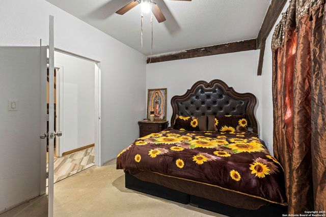 1742 County Road 777, Devine, TX 78016