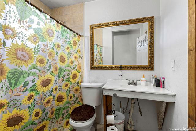 1742 County Road 777, Devine, TX 78016