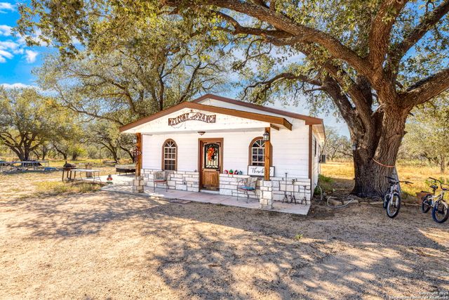 1742 County Road 777, Devine, TX 78016