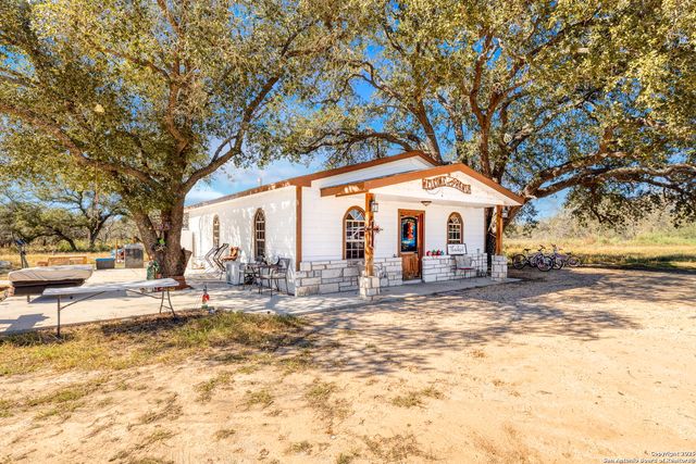 1742 County Road 777, Devine, TX 78016