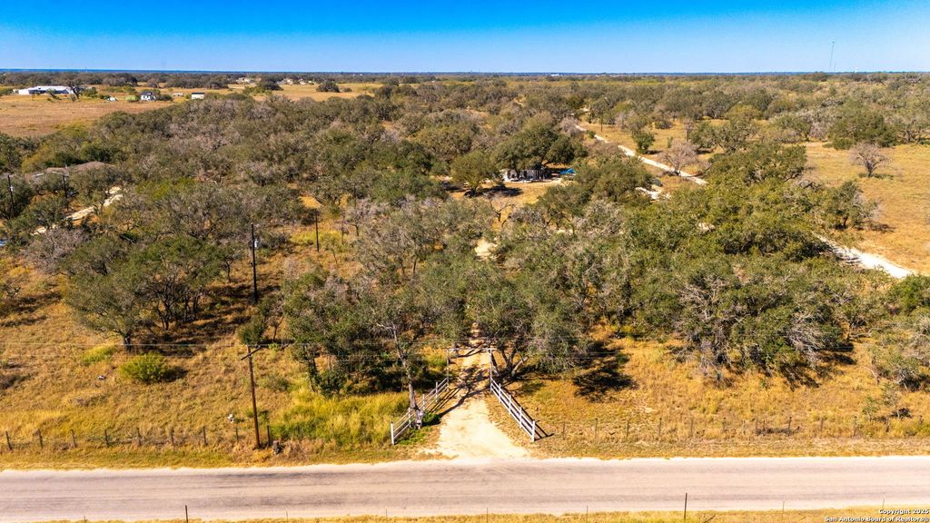 1742 County Road 777, Devine, TX 78016