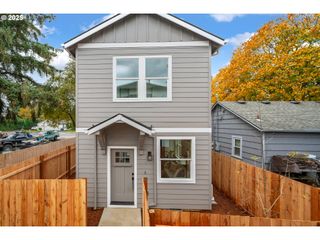 12096 Se Market St, Portland, OR 97216