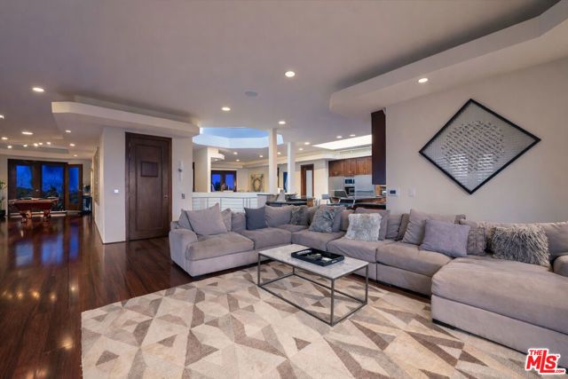 8835 Evanview Drive, Los Angeles, CA 90069