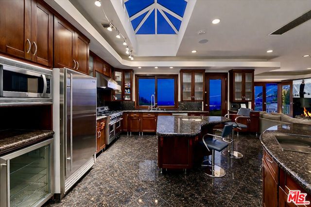 8835 Evanview Drive, Los Angeles, CA 90069