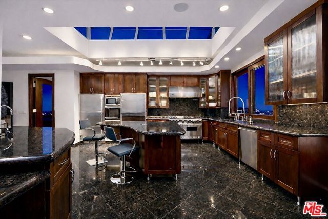 8835 Evanview Drive, Los Angeles, CA 90069