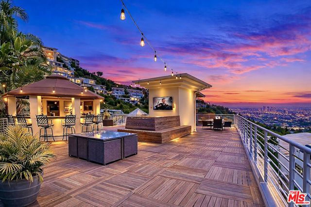 8835 Evanview Drive, Los Angeles, CA 90069
