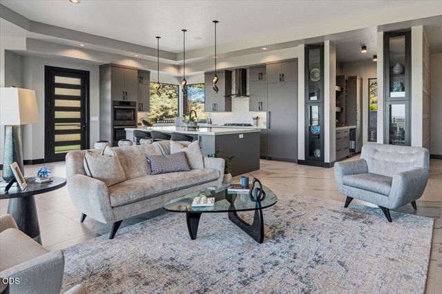 10504 Bitterbrush Court, Redmond, OR 97756