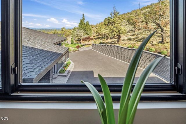 10504 Bitterbrush Court, Redmond, OR 97756