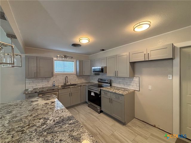 2502 E Poplar Avenue, Victoria, TX 77901