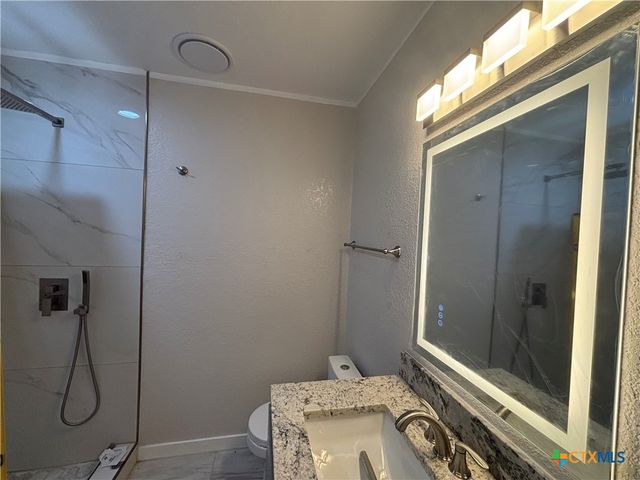 2502 E Poplar Avenue, Victoria, TX 77901