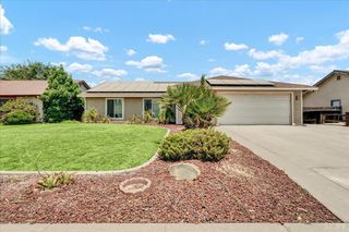 956 E Clover Lane, Hanford, CA 93230