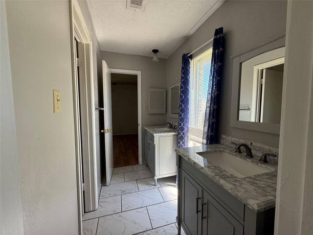 514 W Castle Harbour Drive, Friendswood, TX 77546