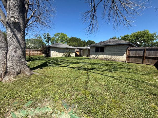 514 W Castle Harbour Drive, Friendswood, TX 77546