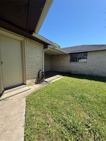 514 W Castle Harbour Drive, Friendswood, TX 77546