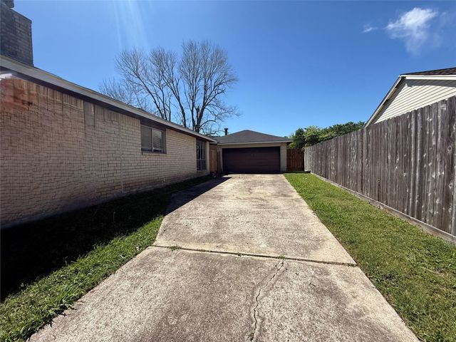 514 W Castle Harbour Drive, Friendswood, TX 77546