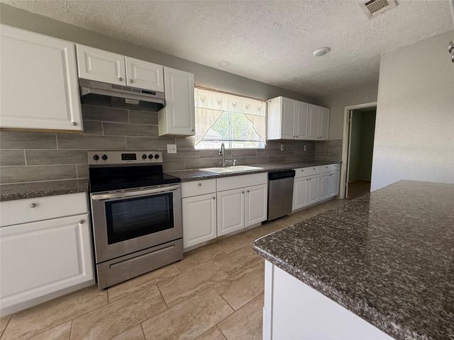 514 W Castle Harbour Drive, Friendswood, TX 77546