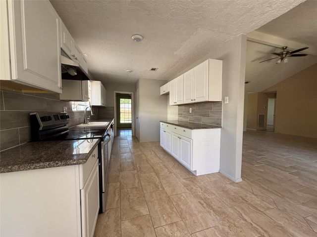 514 W Castle Harbour Drive, Friendswood, TX 77546