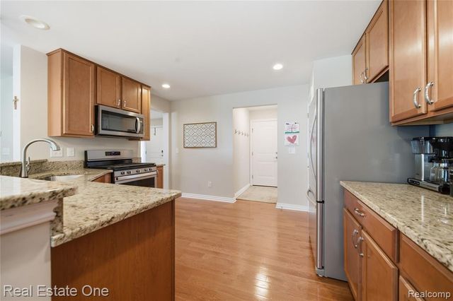 8915 Gittins Street, Commerce Twp, MI 48382