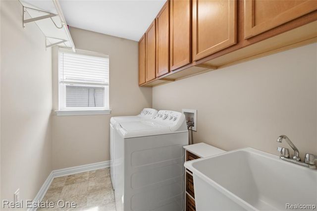 8915 Gittins Street, Commerce Twp, MI 48382